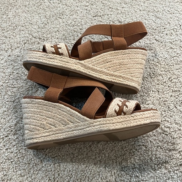 Bass wedges. Never worn. Size 8.5. - Picture 3 of 4